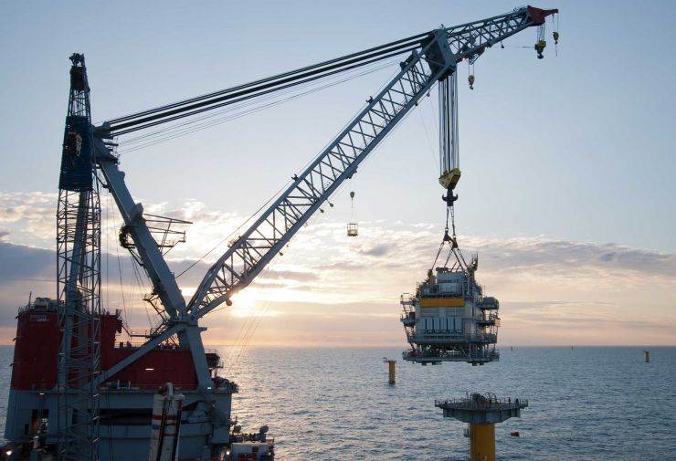 crane constructing a windmill platform